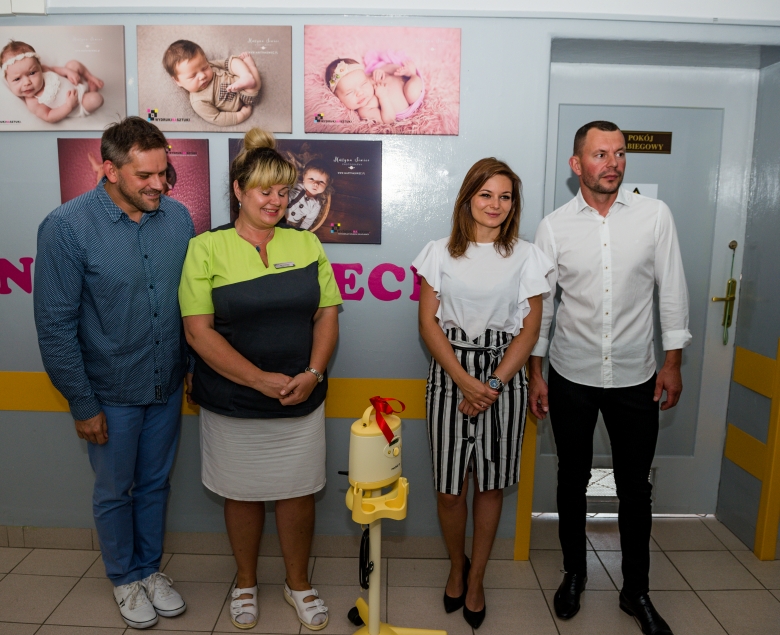 Od lewej: Michał Ekkert, prezes Szpitala w Knurowie Sp. z o.o., Ewa Fojcik, oddziałowa na położnictwie oraz darczyńcy - Justyna Kłosowska i Marceli Grochocki.