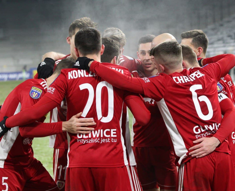 Bez wątpienia płynną grę obu zespołom utrudniała dziurawa murawa szczecińskiego stadionu, która bardziej przypominała kretowisko, niż piłkarską arenę. Na zdjęciu mecz pucharowy.
Fot. Piast Gliwice