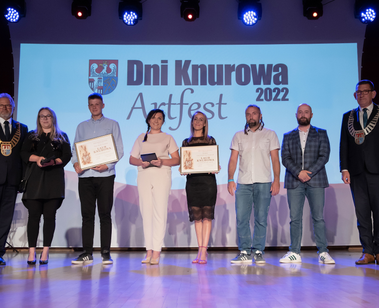 Certyfikaty z gratulacjami od społeczności miasta przekazali laureatom przewodniczący Rady Miasta Tomasz Rzepa i prezydent Knurowa Adam Rams.W imieniu Marka Steimana honory przyjmowała jego małżonka Dorota wraz z synem Szymonem. Fundację Gram Kibicuję Pomagam reprezentował jej zarząd .
Fot. Agnieszka Łyko