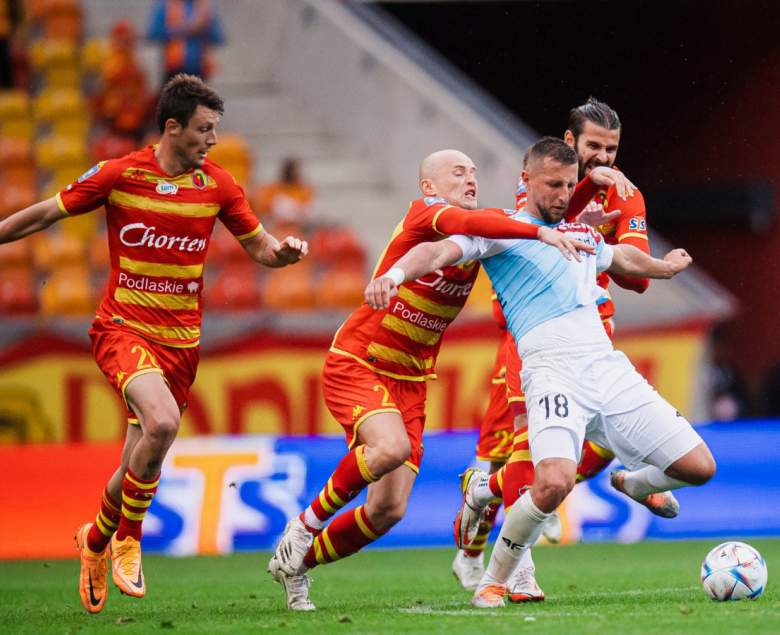 Siła złego na jednego. Kamil Wilczek był pieczołowicie pilnowany przez obrońców „Jagi”.
Foto: piast-gliwice.eu