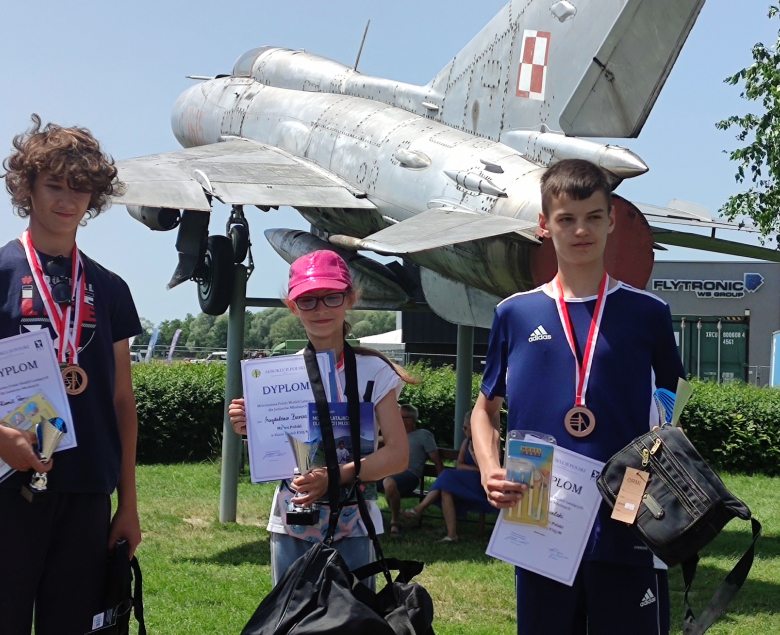 Medaliści MP Juniorów Młodszych w klasie modeli z napędem elektrycznym. Od lewej: Kamil Pogonowski, Magda Baran (obydwoje z OML GSML Gliwice) oraz Karol Kowalski (Jedynka Hrubieszów)