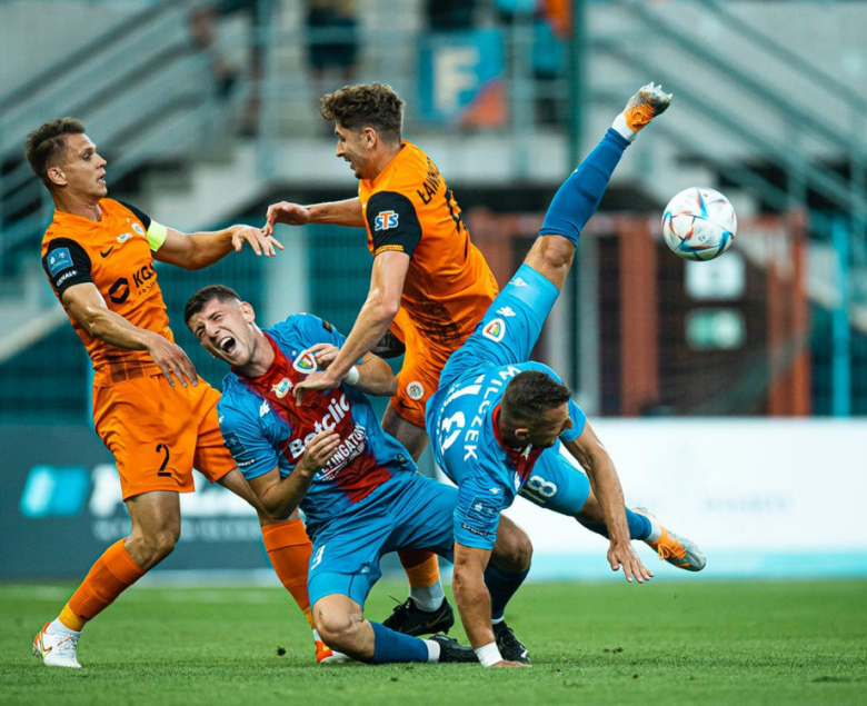 Zagłębie postawiło w sobotę trudne warunki, a ich piłkarze grali twardo i nieustępliwie.
Foto: piast-gliwice.eu