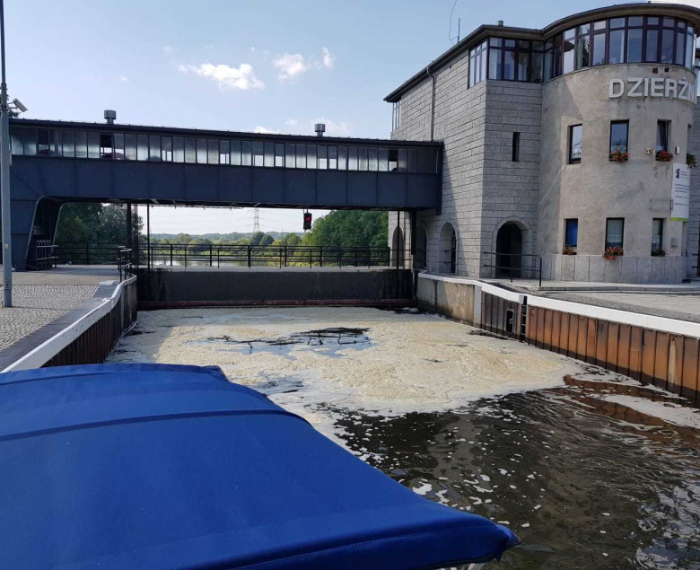 W lipcu i na początku sierpnia woda w tym miejscu była czysta.