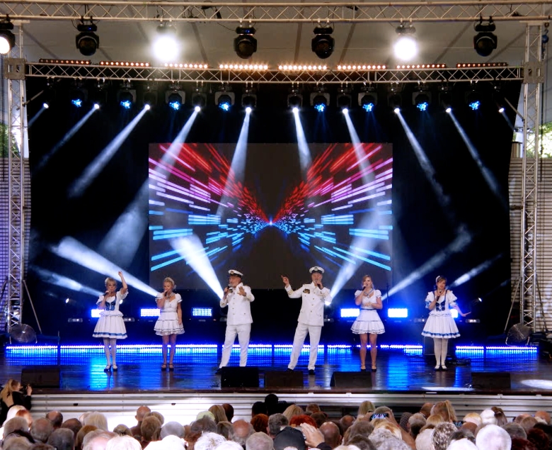 Koncert urodzinowy TVS w Ustroniu, na scenie zespół Happy Jędrowski Show