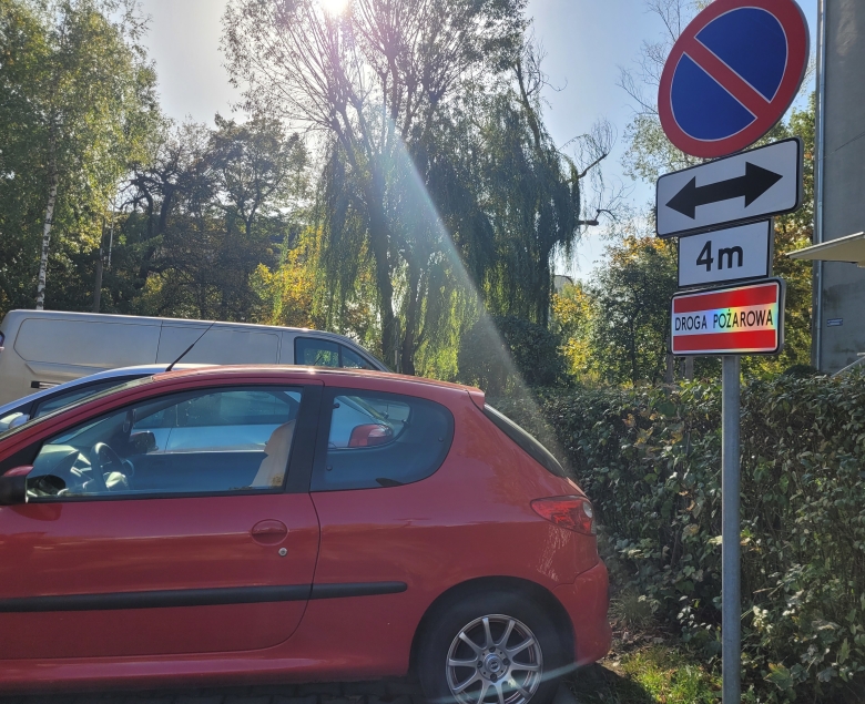 Niedawno na parkingu przed blokiem na Chorzowskiej 3 Spółdzielnia Śródmieście wytyczyła nową drogę pożarową. Czy ktoś ocenił jej funkcjonalność? Śmiemy wątpić.