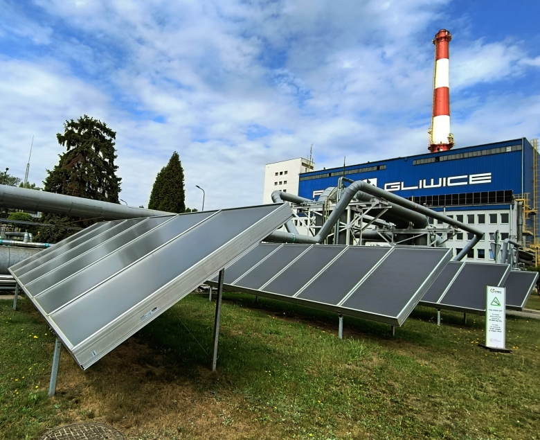 Historyczny krok. Od ubiegłego roku PEC-Gliwice produkuje już nie tylko ciepło, ale także prąd. Dzięki instalacjom PV na dachu i elewacji ciepłowni przedsiębiorstwo zmniejsza koszty operacyjne zasilając swoje zaplecze administracyjne i techniczne energią pozyskiwaną ze słońca. Na terenie przedsiębiorstwa działa też pilotażowa farma solarna termiczna, na podstawie, której realizowane jest największe w Polsce pole solarne będące elementem powstającego w Gliwicach Parku Zielonej Energii.
