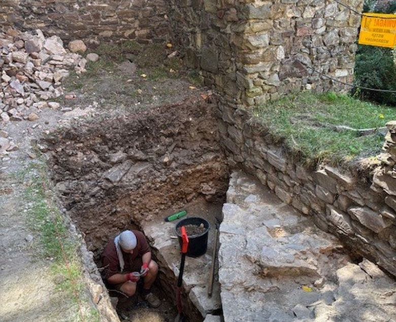 Odsłonięty fragment fundamentów wieży obronnej.