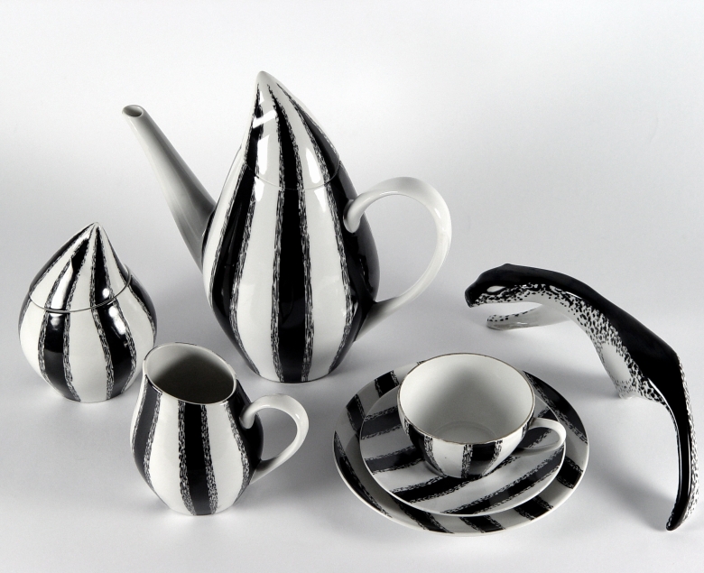 Fragmenty serwisu do kawy „Jaś”, projekt Eryka Trzewik-Drost; wytwórnia: Zakłady Porcelany Bogucice w Katowicach-Bogucicach, 1961 r.; porcelana, dekoracja natryskowa, częściowo wybierana; Figurka „Pantera”, projekt formy Mieczysław Naruszewicz (IWP),