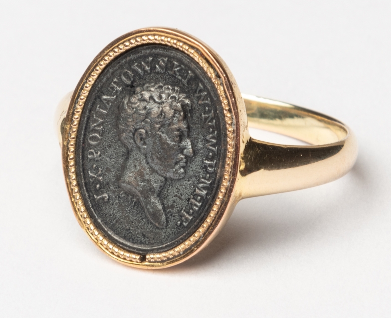 Pierścień z wizerunkiem ks. Józefa Poniatowskiego, żelazo (fer de Berlin), złoto, ok. 1814 r.; Zbiory Muzeum w Gliwicach, fot. Archiwum Muzeum