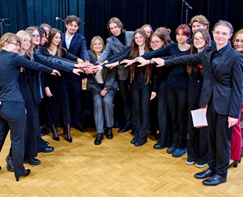 Prezydentka Katarzyna Kuczyńska-Budka z młodzieżą podczas otwarcia strzelnicy. Fot. Michał Buksa