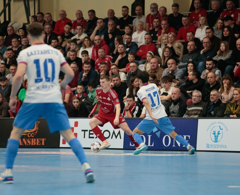 W spotkaniu na szczycie lepszym okazał się lider. Teraz przed Piastem mecz w Lidze Mistrzów.
Foto: Facebook Texom Eurobus