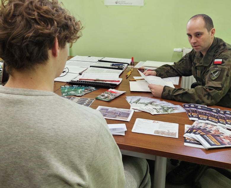 Kwalifikacja wojskowa - młody chłopak rozmawia z żołnierzem