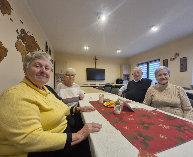 Seniorzy w salce parafialnej opowiadają o dawnych świętach