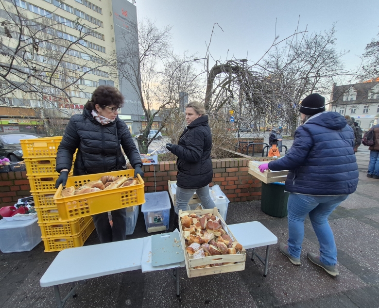 Wolontariusze rozstawiają drożdżówki dla bezdomnych