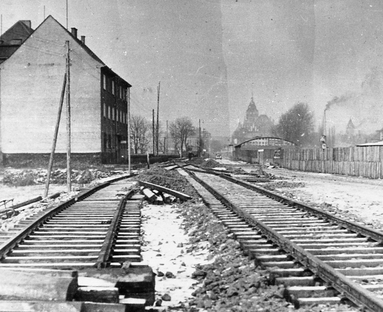 Końcowy odcinek bocznicy. Widok w kierunku miasta. W tle widoczny budynek dawnego Komisariatu przy obecnej ul. Akademickiej. (zdjęcie: Archiwum Politechniki Śląskiej)
