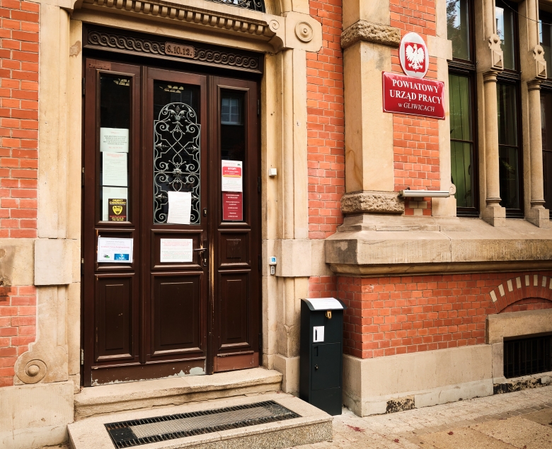Wejście do budynku Powiatowego Urzędu Pracy w Gliwicach