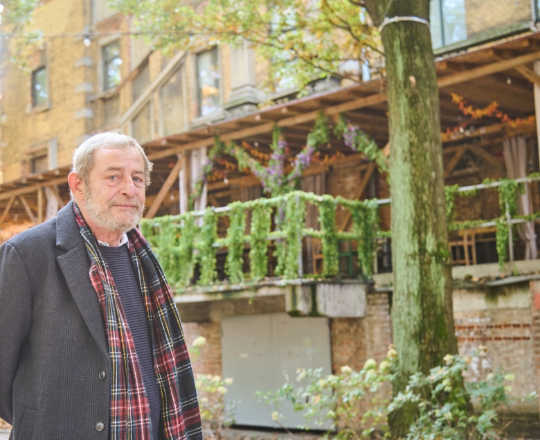 - Ruiny Teatru Victoria. Mój związek z tym miejscem najlepiej puentują słowa utworu „Tolerancja” Stanisława Sojki: (…) życie nie tylko po to jest by brać.