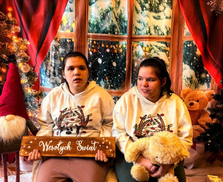 Dwie dziewczynki w świątecznej oprawie