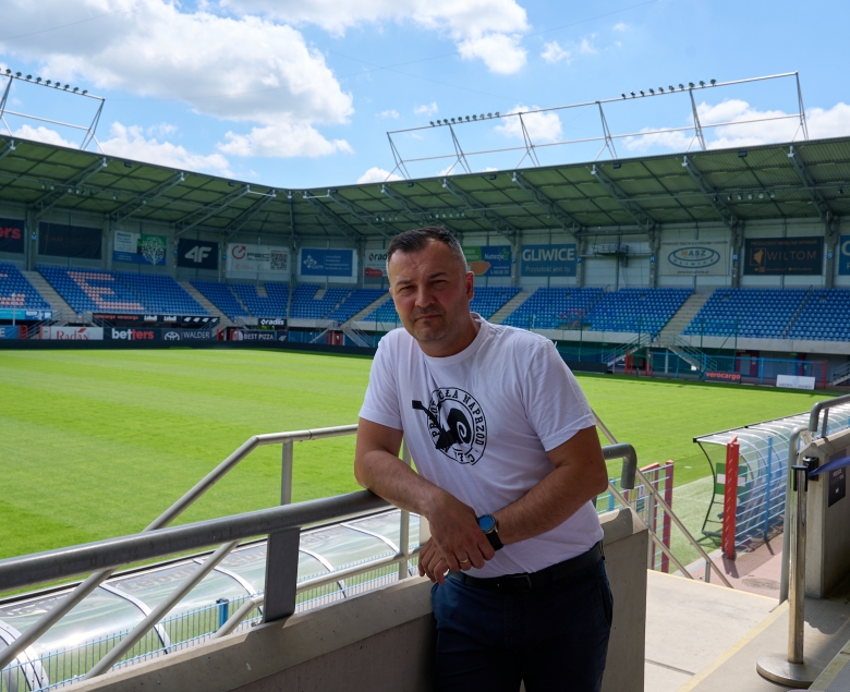 - Stadion przy ul. Okrzei. Razem z synem w ostatnich dwóch sezonach mieliśmy 100% obecność na domowych meczach Piasta, a i zdarza się, że podążamy za niebiesko-czerwonymi, kiedy grają na wyjazdach.