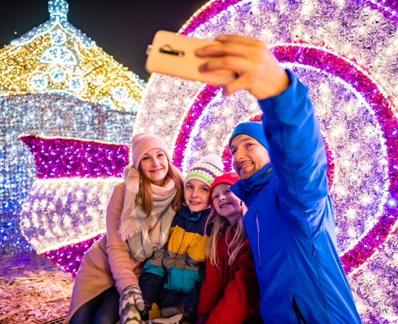 Rodzina robiąca selfie na tle zimowej Legendii